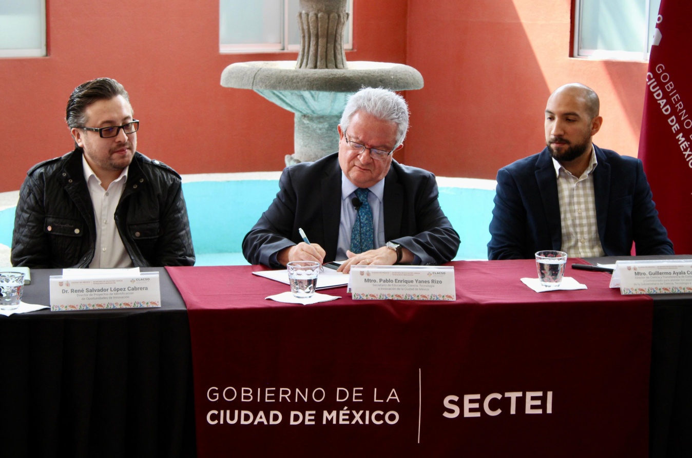 Convenio SECTEI - CLACSO (PEYR firmando).jpeg